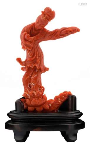 A Chinese red coral sculpture, depicting a court lady on a lotus, on a matching wooden base, H 16 cm (with base) - Weight: about 180g (with base)