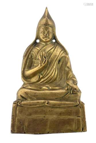 A Sino-Tibetan gilt bronze seated lama, H 10,5 cm