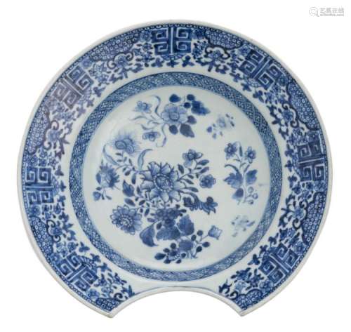 An 18thC Chinese blue and white floral decorated barber's bowl, ø 27 cm