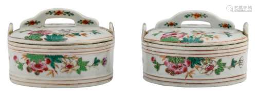 A fine pair of Chinese famille rose floral decorated export porcelain pots and covers, 18thC, H 7,5 - ø 11,5 cm