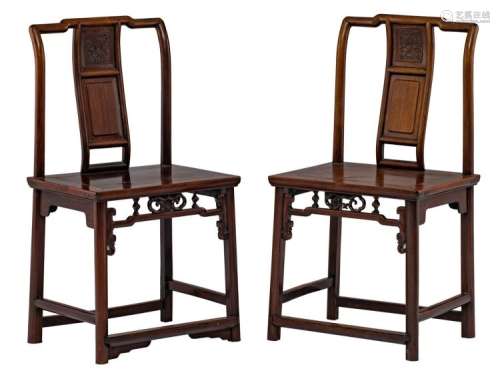 A fine pair of Chinese carved huanghuali chairs, Qing dynasty, 19thC, H 95,5 cm