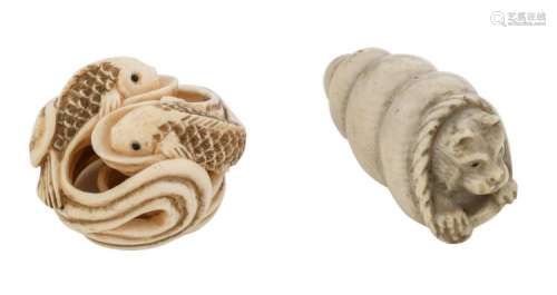 Two Japanese late Edo / early Meiji period ivory netsuke depicting a dog hiding in a shell; two fish swimming upstream, with black coloured engraving, the two items signed, W 4,1 - 5 cm