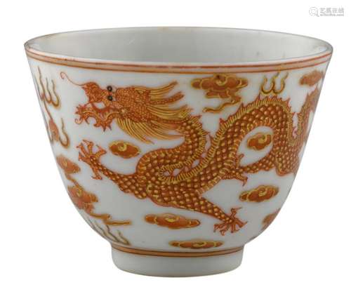 A Chinese iron red and gilt dragon decorated wine cup, Daoguang marked, H 5 - ø 7 cm