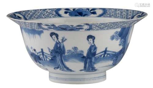 A Chinese blue and white Kangxi bowl, depicting figures in a garden, with a Chenhua mark, H 9,7 - ø 20,7 cm
