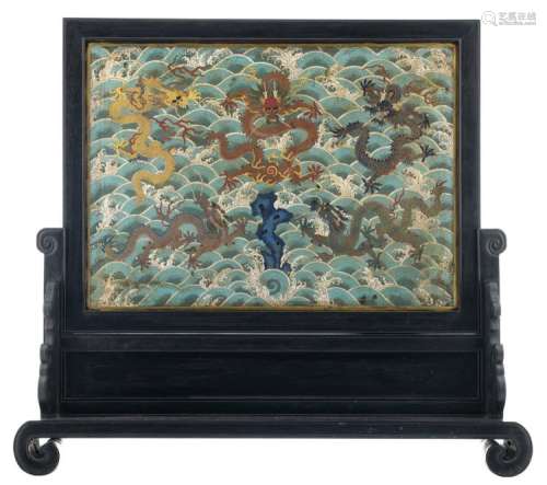 A Chinese cloisonné enamel carved hardwooden table screen, decorated with dragons and calligraphic text, H 60 - W 67 - D 19,5 cm
