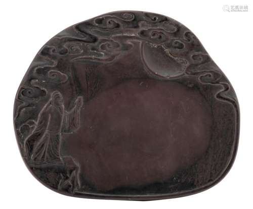 A Chinese carved ink stone depicting a scholar surrounded by clouds, with a matching wooden stand and cover, H 3,5 cm