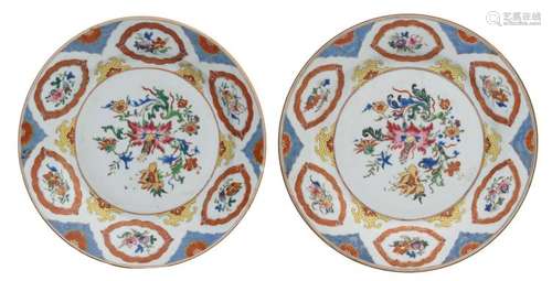 A pair of Chinese famille rose dishes in the manner of Cornelis Pronk, floral decorated, the roundels with flower branches and fruits, ø 25,5 - 26 cm