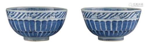 A pair of Chinese blue and white lotus and pomegranate bowls, marked Wanli, H 7 - ø 13 cm