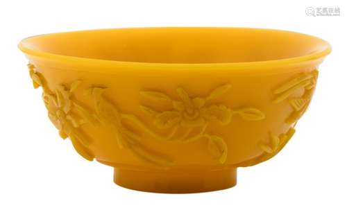 A Chinese yellow monochrome Peking glass bowl, decorated with birds and flower branches, H 7 - ø 16 cm