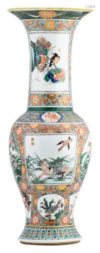 A fine Chinese famille verte floral decorated yenyen vase, the roundels with a sea dragon, fish and birds, 19thC, H 71,5 cm
