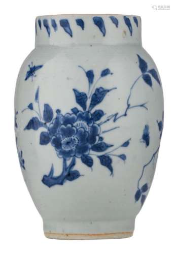 A Chinese Transitional blue and white jar, decorated with flower branches, 17thC, H 15,2 cm