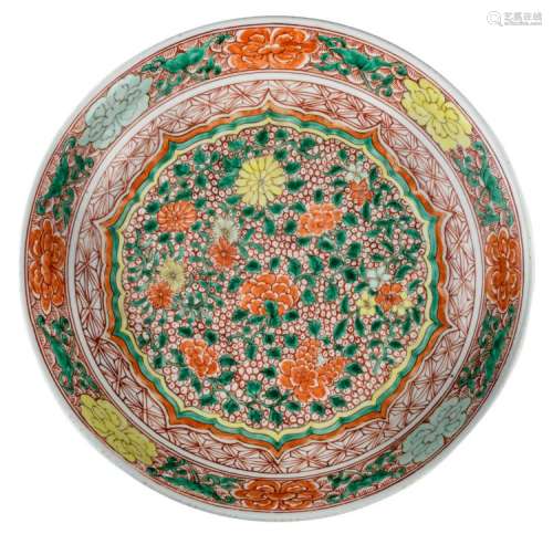 A Chinese wucai polychrome floral decorated plate, H 6,5 - ø 37 cm