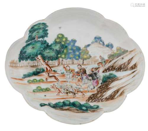 An 18thC diamond shaped Chinese porcelain bowl, famille rose decorated with a hunting scene, some minor and subtle gilt decoration, H 3,5 - W 18,5 - D 15,5 cm