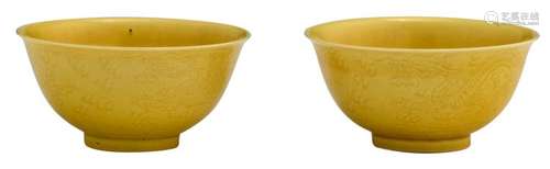 A pair of Chinese yellow glazed incised dragon bowls, marked Daoguang, with a matching box, H 5,5 cm