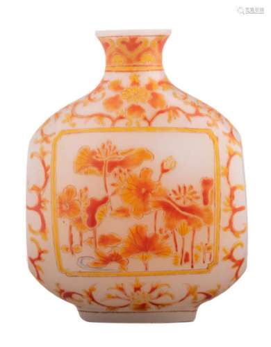 A Chinese enamelled opal snuff bottle, floral decorated, signed, 19th/20thC, H 7 cm