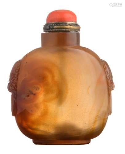 A Chinese carved agate snuff bottle, the red coral stopper with brass mount, 19thC, H 8,3 cm