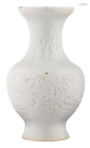 A Chinese Blanc de Chine relief moulded baluster shaped vase, decorated with scrolling lotus, 18th/19thC, H 17,5 cm