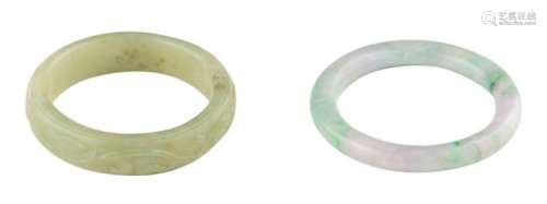 Two Chinese green jade bracelets, one carved and decorated with stylized dragons, ø 9,1 cm