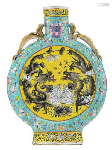 A Chinese turquoise and yellow ground famille rose decorated moon flask, the medallion encre de chine dragon decorated, marked Guangxu, about 1900, H 25,5 cm