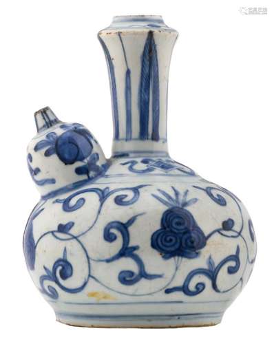 A Chinese blue and white floral decorated kendi, 17thC, H 18,5 cm