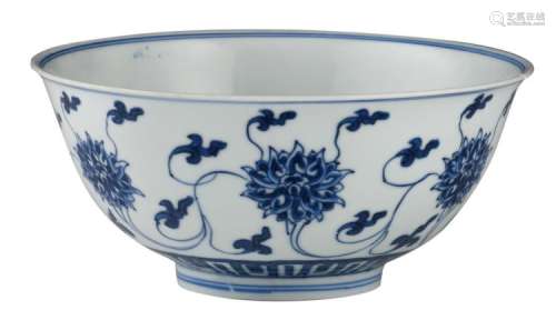A Chinese blue and white bowl, decorated with scrolling lotus, Kangxi mark and period, H 7,2 - ø 16 cm