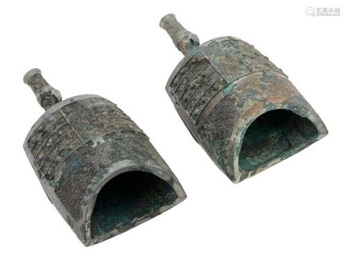 Two Chinese archaic bronze ritual bells, H 15,5 cm