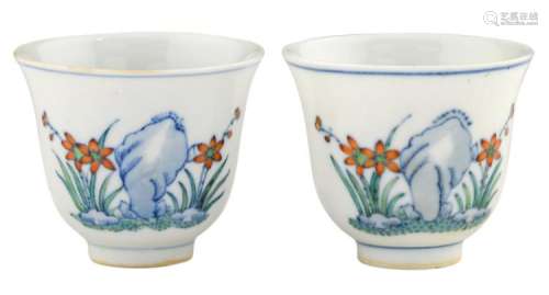 Two Chinese doucai cups, decorated with a rock and flower branches, Tongzhi marked, H 5,5 - ø 6 cm