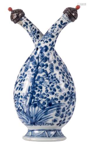 A Chinese blue and white silver mounted double-bodied cruet, Kangxi, about 1700, H 21,5 cm - Literature: D.F. Lunsingh Scheurleer, Chinese export porcelain. Chine de commande, 1974, nr. 124