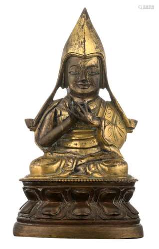 A Sino-Tibetan gilt bronze seated lama on a ditto lotus base, with traces of polychromy, H 12,5 cm