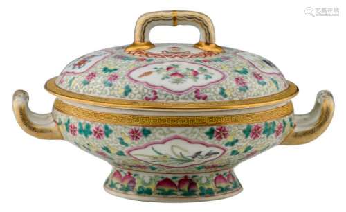A Chinese famille rose and iron red tureen and cover, floral and dragon decorated, Guangxu marked, H 15,5 - ø 27 cm