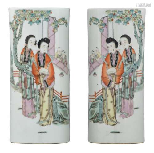 A pair of Chinese famille rose cylindrical vases, decorated with a gallant garden scene, H 26,5 cm