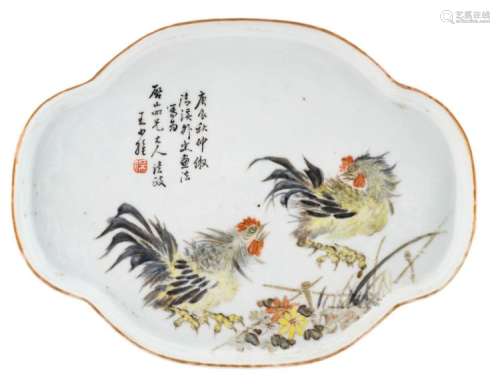 A Chinese lobed polychrome plate, decorated with roosters and a calligraphic text, marked, ø 23,5 cm