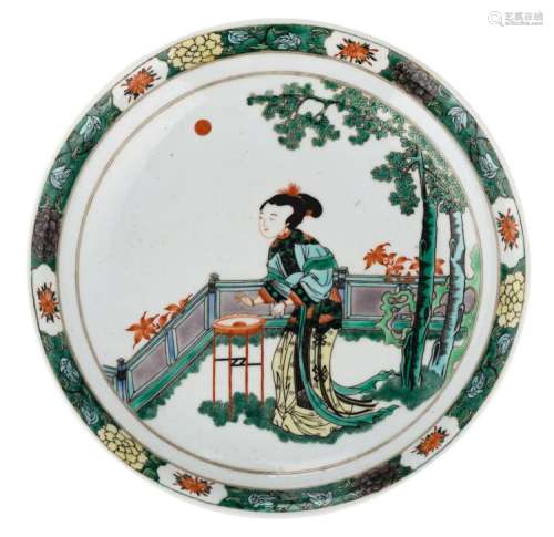 A Chinese famille verte dish, decorated with a court lady in a garden, with a Kangxi mark, H 5 - ø 28,5 cm