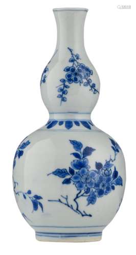 A Chinese Transitional blue and white double gourd vase, decorated with flower branches and bamboo, H 19,9 cm