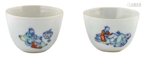A pair of Chinese doucai cups, decorated with literati and a servant, H 4 - 4,5 cm