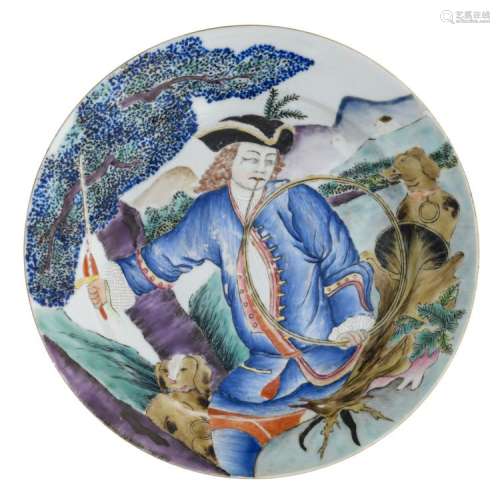 A Chinese famille rose export dish, decorated with a hunting scene, ø 23 cm
