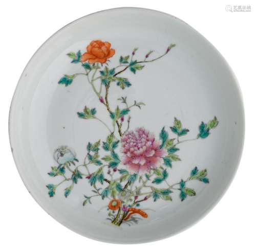 A Chinese famille rose plate, decorated with flower branches and a lingzhi, with a Qianlong mark, ø 23,5 cm