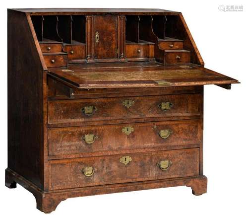 A Queen Anne period burl wood and oak writing desk, H 101 - W 101,5 - D 54,5 cm