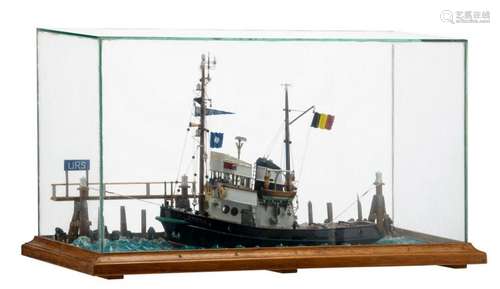 A ship model of a tugboat, marked 'P. Letzer - Antwerpen', signed 'De Wilde Fr. - Gent 5.5.77', in a custom display case, H 38,5 - W 69,5 - D 30,3 cm