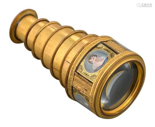 An exquisite first half of the 19thC monocular, gilt brass (doublé), set all around the objective lens with miniature portraits on ivory depicting the famous period actresses and actors: Talma - Mlle Duchesnois - Martin - Mme Gavaudan, marked, H 9,2 (open) - 2,8 cm (closed)