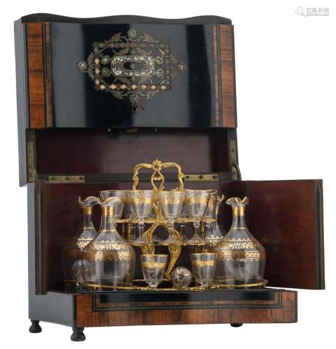 A rosewood and ebonised wooden cellaret with the original flagons and goblets, with mother of pearl and marquetry inlay, H 27,5 - W 32 - D 25 cm