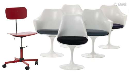 Five chairs in the Knoll manner (two labelled Knoll), two with a purple seat, two with a grey seat and one with a black seat; added a red lacquered office chair, H 81,5 - 90,5 cm