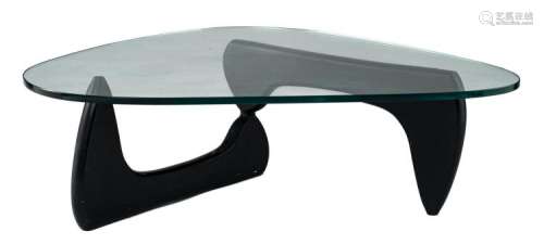 A design coffee table in the Noguchi manner, H 40 - W 127 - D 91,5 cm