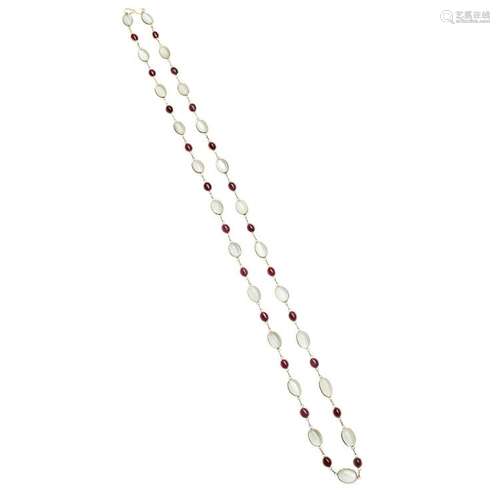 A garnet set necklace Length: 72cm