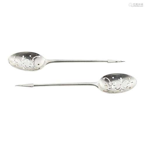 A pair of mote spoons Length: 13.6cm, weight: 30.8g