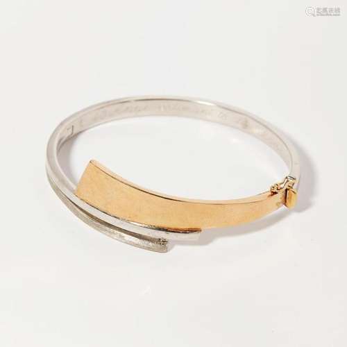 A modern bi-coloured hinged bangle Internal diameter: 57mm