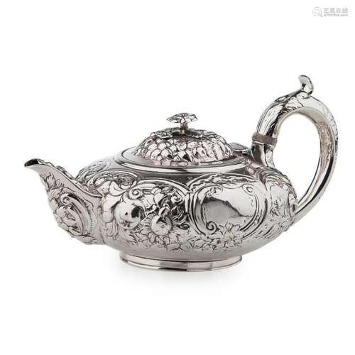 A George III teapot Weight: 12.5oz