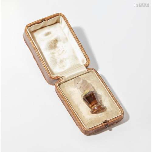 A carved quartz seal Height: 47mm