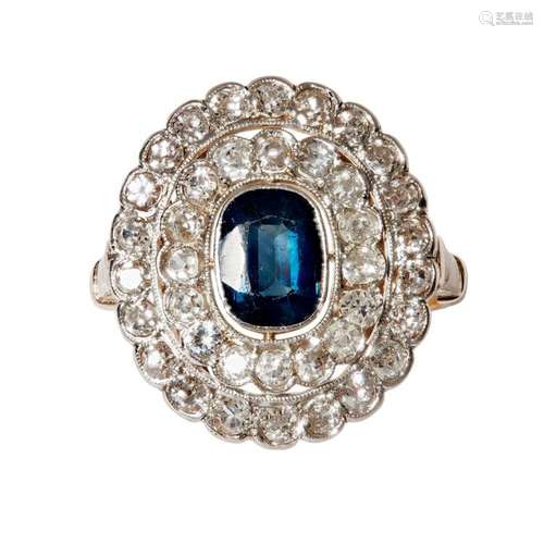 A sapphire and diamond set cluster ring Ring size: M