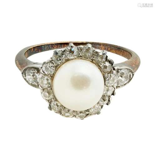 A pearl and diamond set cluster ring Ring size: I/J